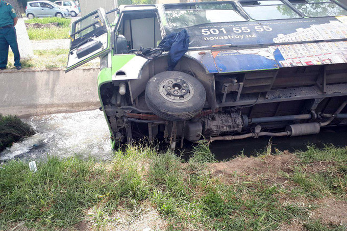 qulagan avtobus foto 2